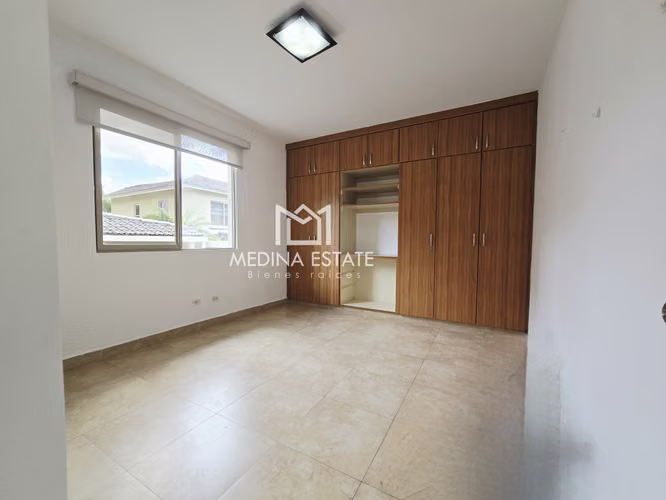 ALQUILER – EXCLUSIVA CASA CON PISCINA  EMBASSY GARDENS 3 HABITACIONES, CLAYTON - Imagen 11