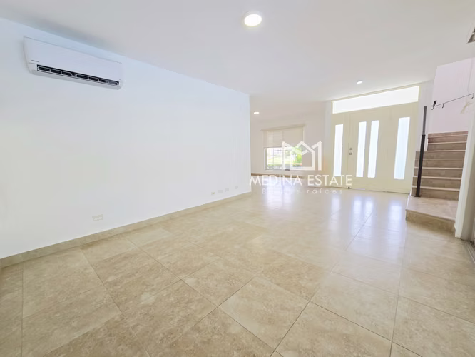 ALQUILER – EXCLUSIVA CASA CON PISCINA  EMBASSY GARDENS 3 HABITACIONES, CLAYTON - Imagen 3