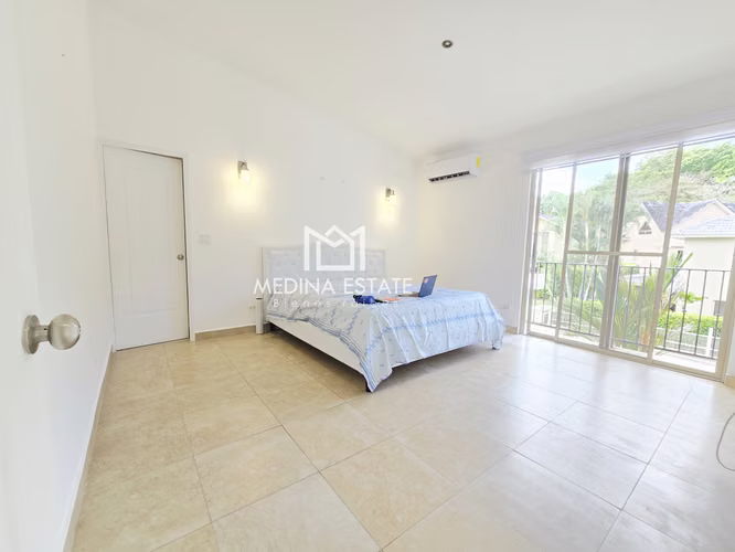 ALQUILER – EXCLUSIVA CASA CON PISCINA  EMBASSY GARDENS 3 HABITACIONES, CLAYTON - Imagen 13