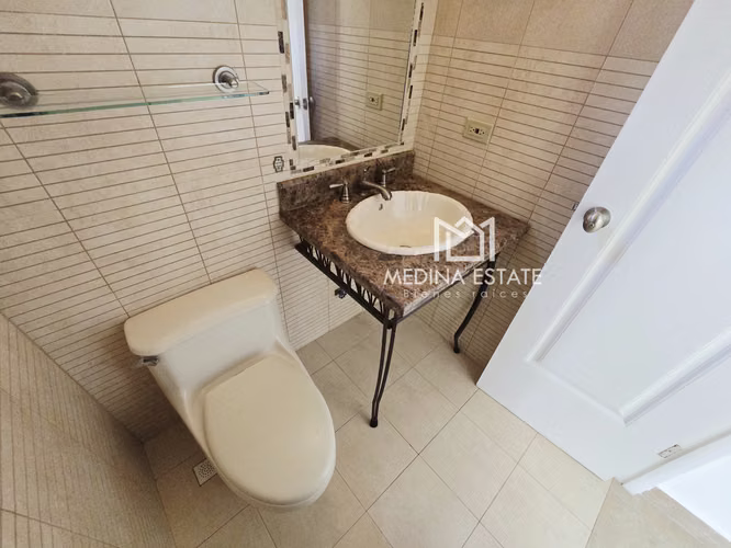ALQUILER – EXCLUSIVA CASA CON PISCINA  EMBASSY GARDENS 3 HABITACIONES, CLAYTON - Imagen 4