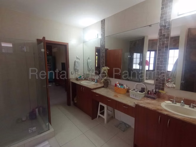 Venta de Casa con Línea blanca en Costa Sur El Doral EC - Imagen 14