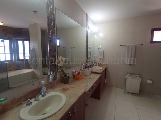 Venta de Casa con Línea blanca en Costa Sur El Doral EC - Imagen 12