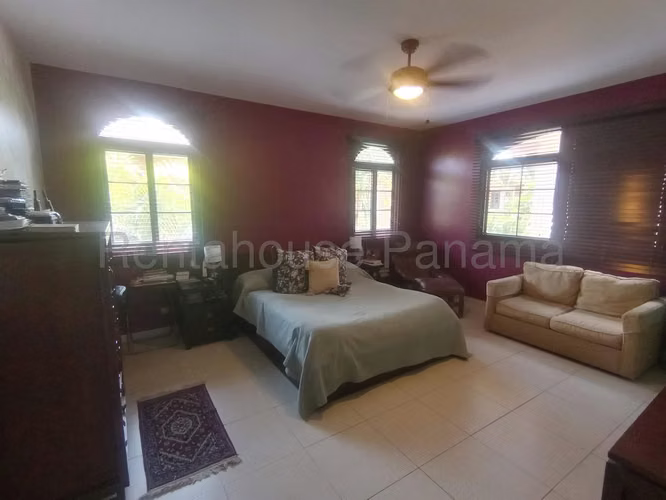 Venta de Casa con Línea blanca en Costa Sur El Doral EC - Imagen 10