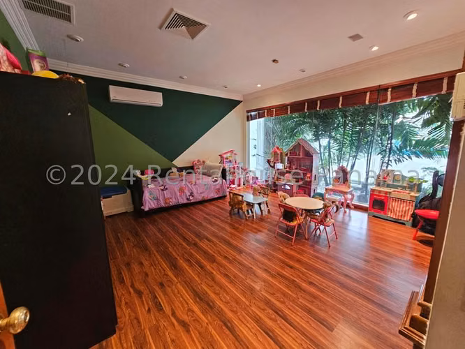 Casa en venta en Altos del Golf con piscina propia