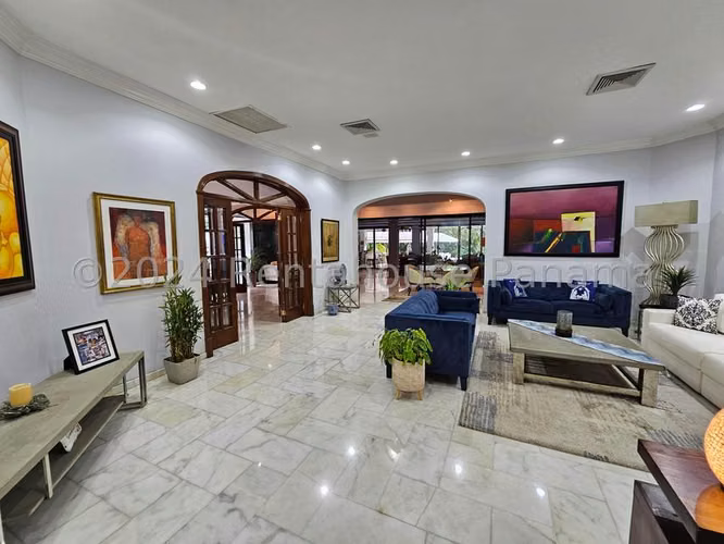Casa en venta en Altos del Golf con piscina propia