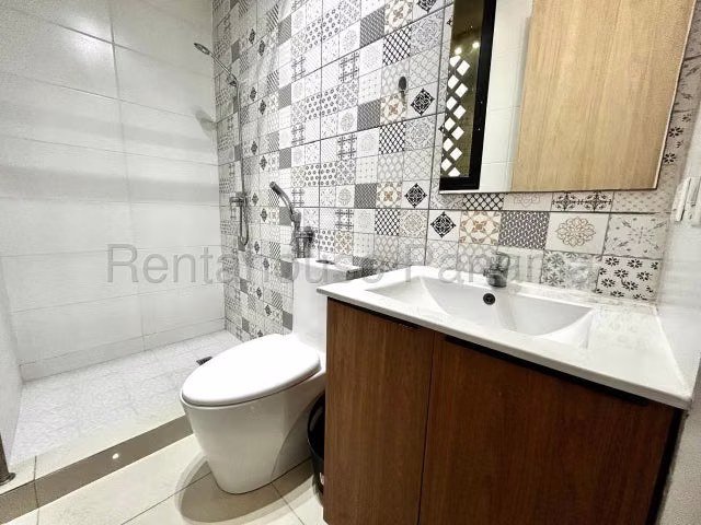 Se alquila apartamento amoblado en Obarrio - Imagen 17