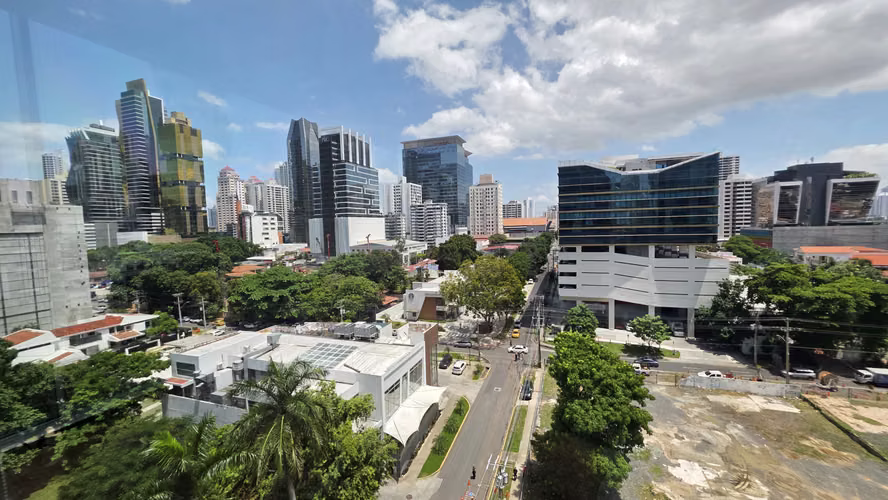 Venta o alquiler de oficina amoblada en Office One, Obarrio