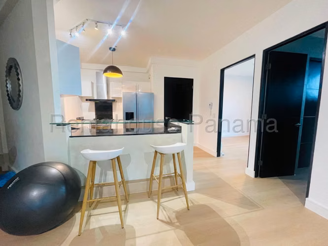 ¡Apartamento Remodelado con Vista al Mar Frente a la Cinta Costera!  | GC - Imagen 17