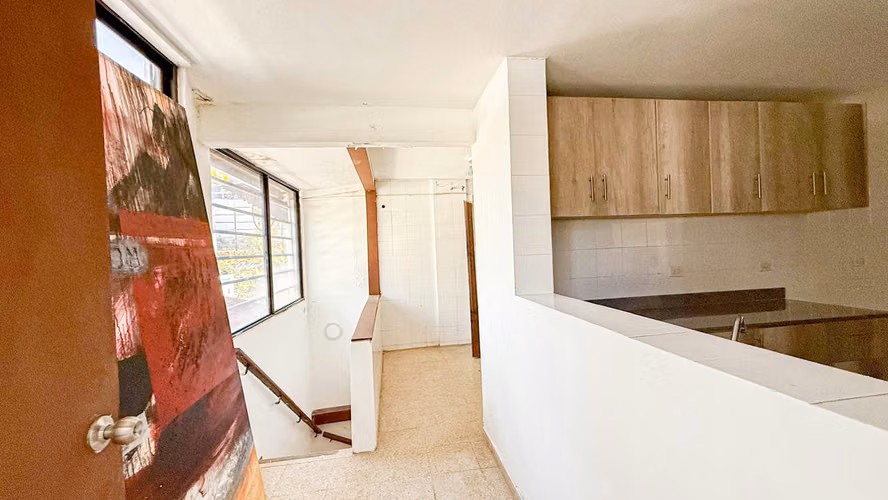 Venta de Casa en La Alameda de 4 Niveles - Imagen 5