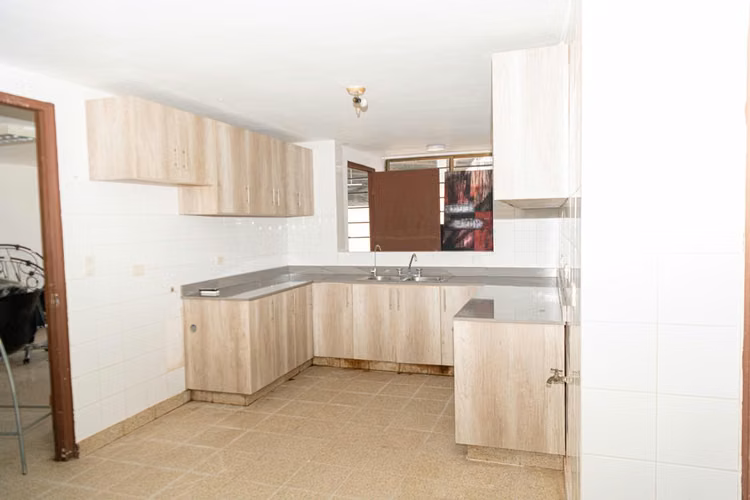 Venta de Casa en La Alameda de 4 Niveles - Imagen 6