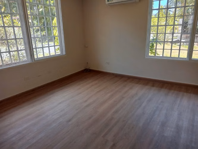 Espectacular casa de 1 nivel en Llanos de Curundú | 650 m² de lote | US$460,000 Negociable. - Imagen 2