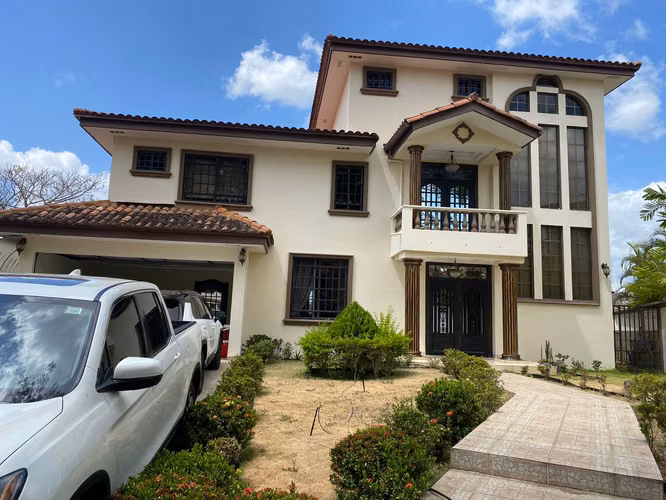 Hermosa Casa en Venta – Altos de Panamá - Imagen 11