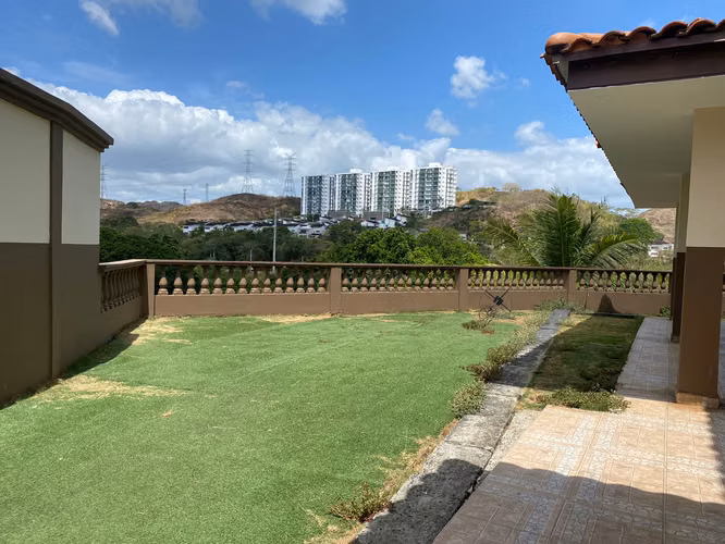 Hermosa Casa en Venta – Altos de Panamá - Imagen 10