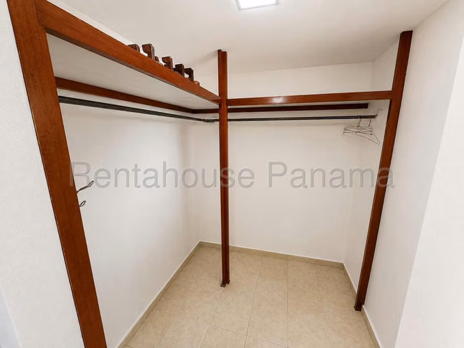 Vendo Casa de 384 m² en PH Los Cipreses 1, Villa Zaita 27-712GG