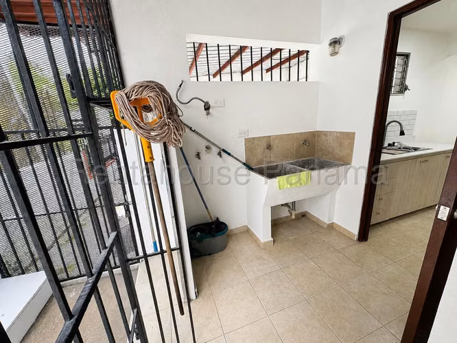 Vendo Casa de 384 m² en PH Los Cipreses 1, Villa Zaita 27-712GG