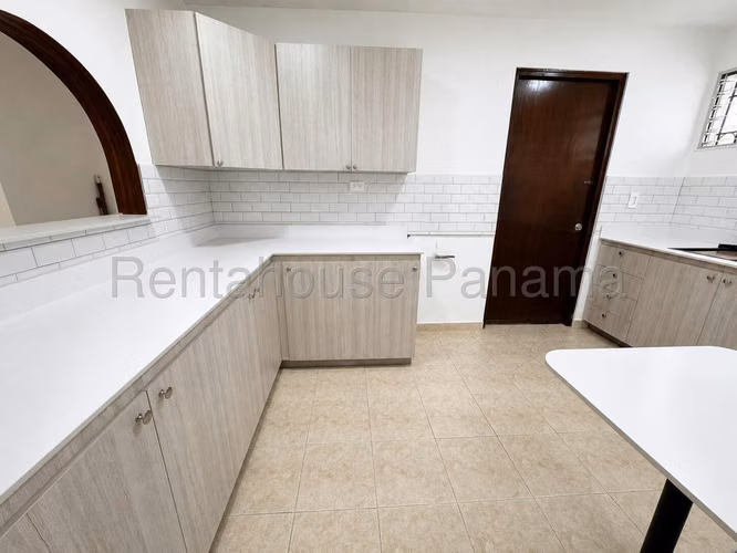 Vendo Casa de 384 m² en PH Los Cipreses 1, Villa Zaita 27-712GG