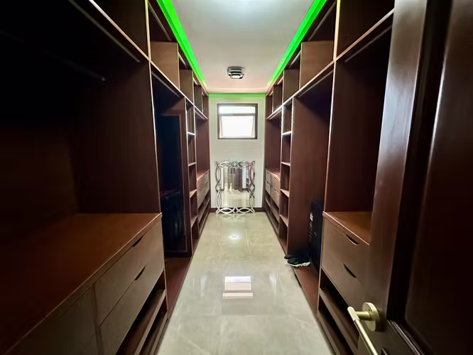 Se vende casa de 3 niveles en Altos de Panama