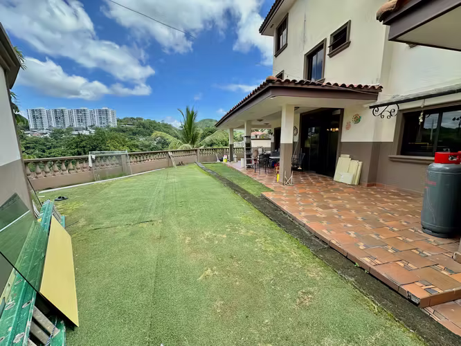 Se vende casa de 3 niveles en Altos de Panama
