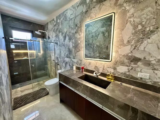 Se vende casa de 3 niveles en Altos de Panama