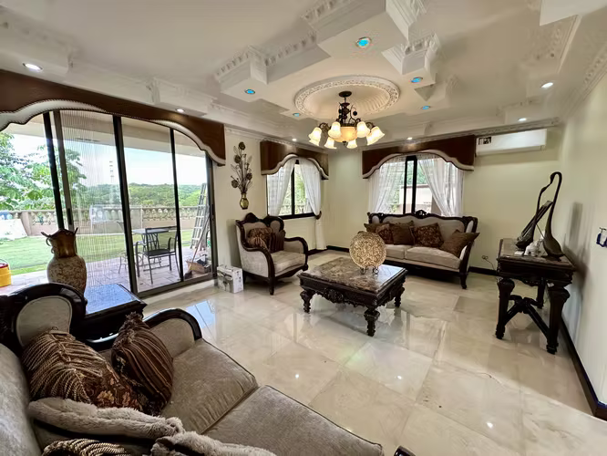 Se vende casa de 3 niveles en Altos de Panama