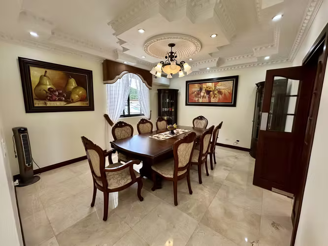 Se vende casa de 3 niveles en Altos de Panama