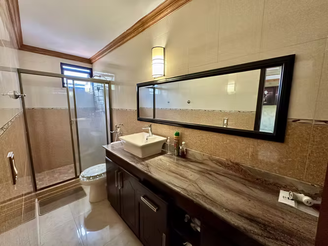 Se vende casa de 3 niveles en Altos de Panama