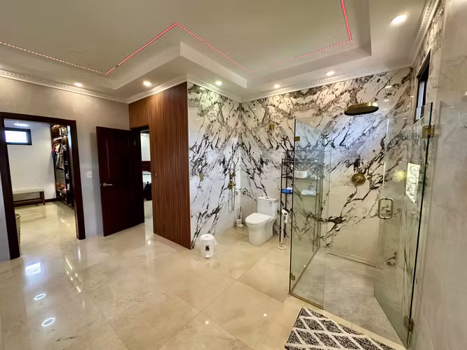 Se vende casa de 3 niveles en Altos de Panama