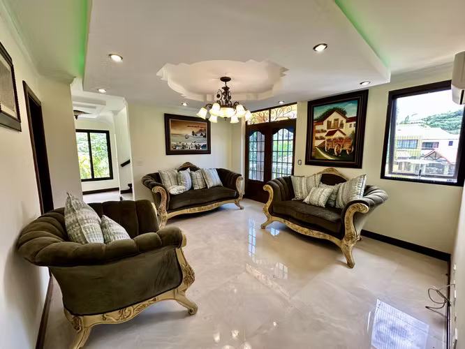 Se vende casa de 3 niveles en Altos de Panama