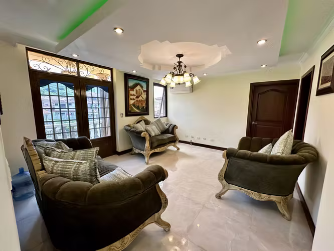 Se vende casa de 3 niveles en Altos de Panama