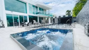 Alquiler de Casa con 554m2 en Costa Sur Costa Esmeralda 27-983SR