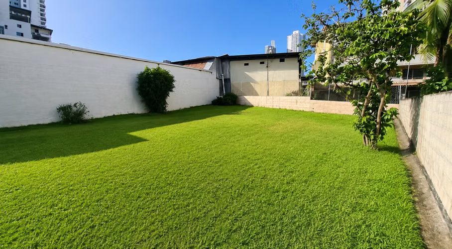 Casa en Parque Lefevre para comercio o residencial