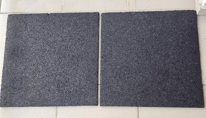 2 PISO DE CAUCHO 50 x 50 CENTIMETROS - Imagen 1