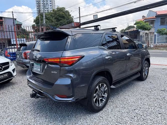 TOYOTA FORTUNER 2024 DIESEL 4X4  7 PASAJEROS - Imagen 5