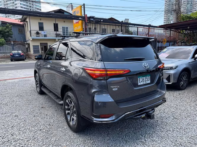 TOYOTA FORTUNER 2024 DIESEL 4X4  7 PASAJEROS - Imagen 7