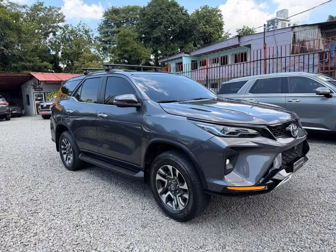 TOYOTA FORTUNER 2024 DIESEL 4X4  7 PASAJEROS - Imagen 4