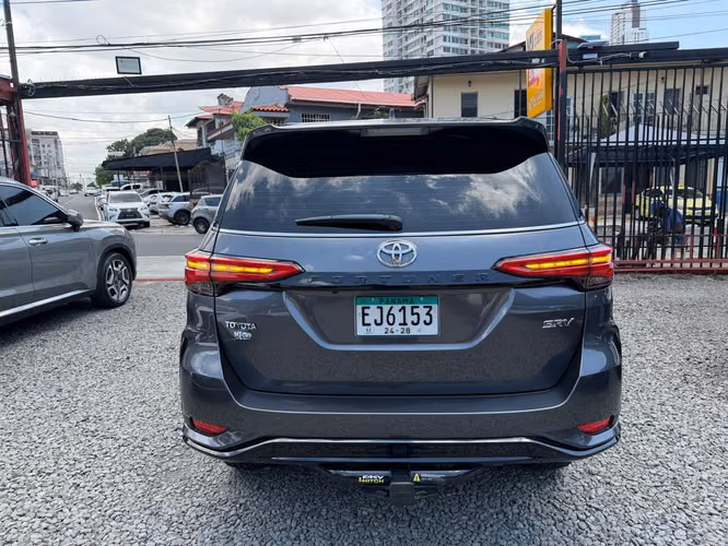 TOYOTA FORTUNER 2024 DIESEL 4X4  7 PASAJEROS - Imagen 6