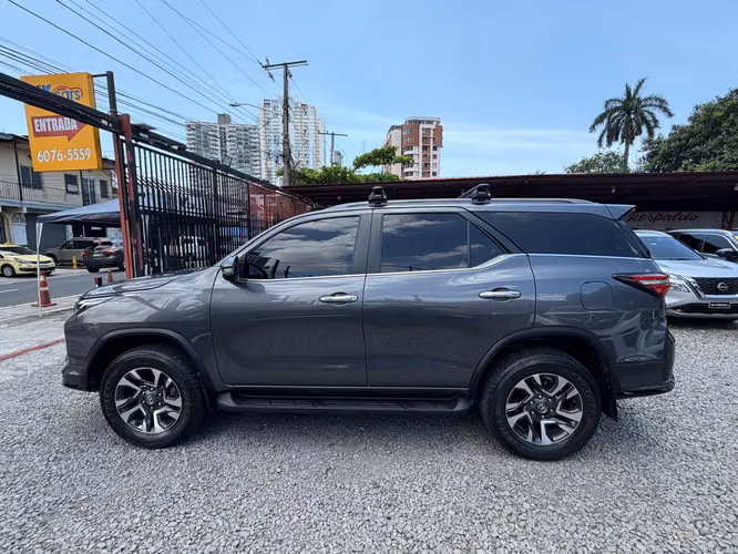 TOYOTA FORTUNER 2024 DIESEL 4X4  7 PASAJEROS - Imagen 8