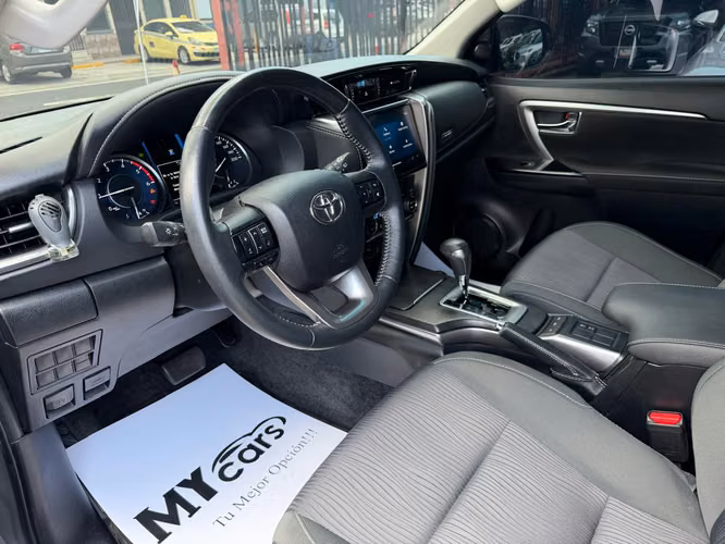 TOYOTA FORTUNER 2024 DIESEL 4X4  7 PASAJEROS - Imagen 9