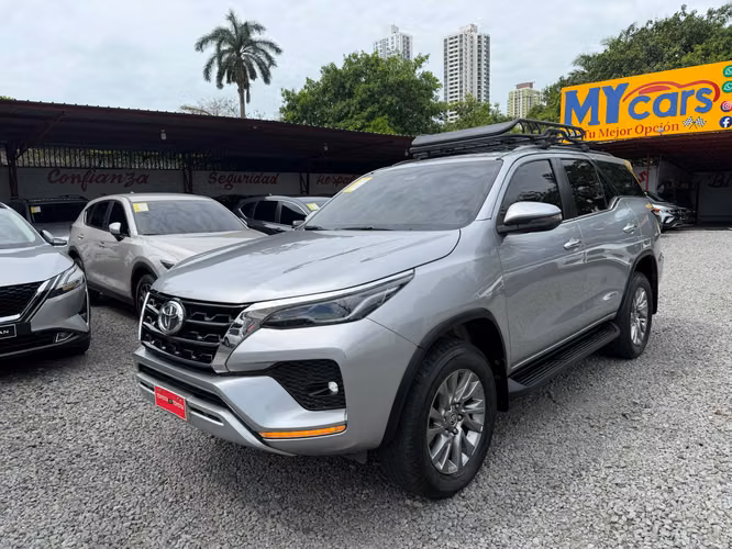 TOYOTA FORTUNER 2023 DIESEL 4X4  7 PASAJEROS - Imagen 3