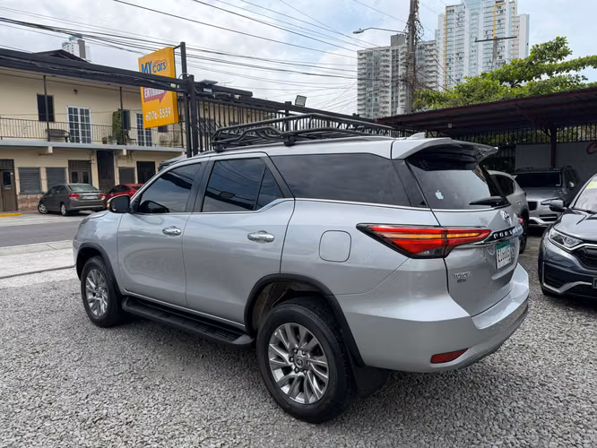 TOYOTA FORTUNER 2023 DIESEL 4X4  7 PASAJEROS - Imagen 6