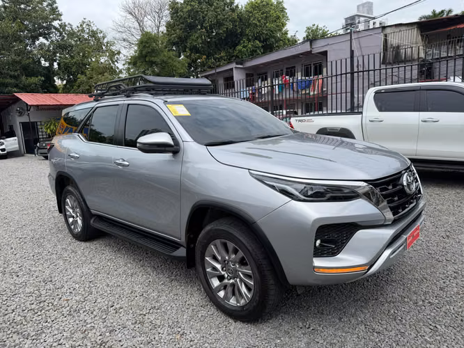 TOYOTA FORTUNER 2023 DIESEL 4X4  7 PASAJEROS - Imagen 4