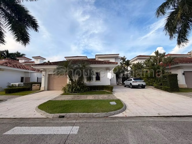 Casa en Alquiler en Santa María. FAIRWAY ESTATES. 27LDC1701