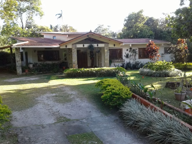 El Valle. 1975mts 2r 2.5b quebrada. Sobre la via principal $575,000.00