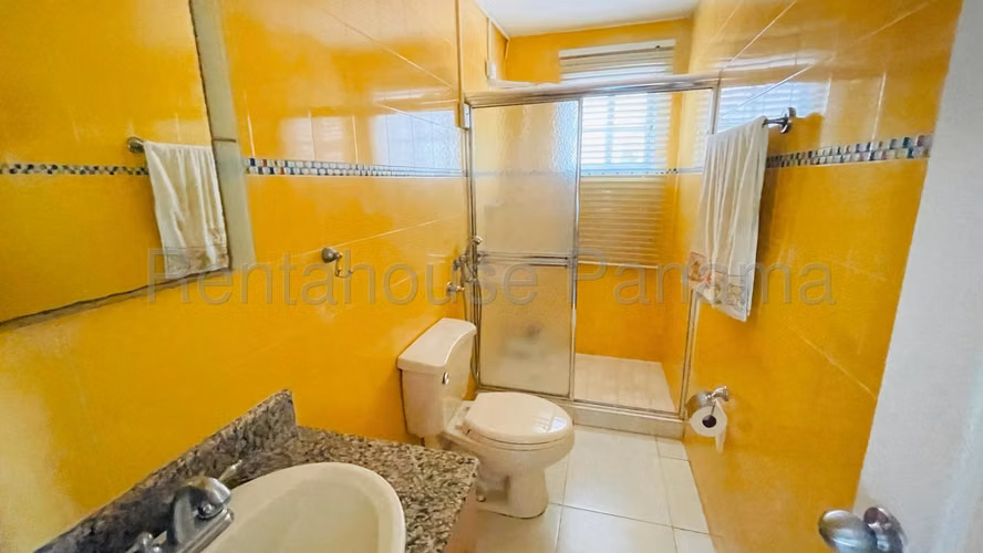 Venta de casa remodelada y con piscina en PH Fuente del Fresno, Altos de Panama - Imagen 14
