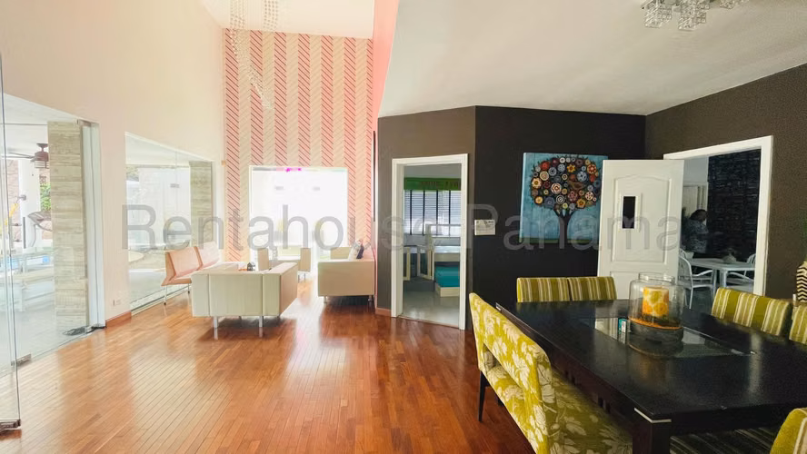 Venta de casa remodelada y con piscina en PH Fuente del Fresno, Altos de Panama - Imagen 7
