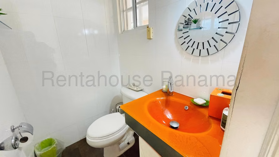 Venta de casa remodelada y con piscina en PH Fuente del Fresno, Altos de Panama - Imagen 2