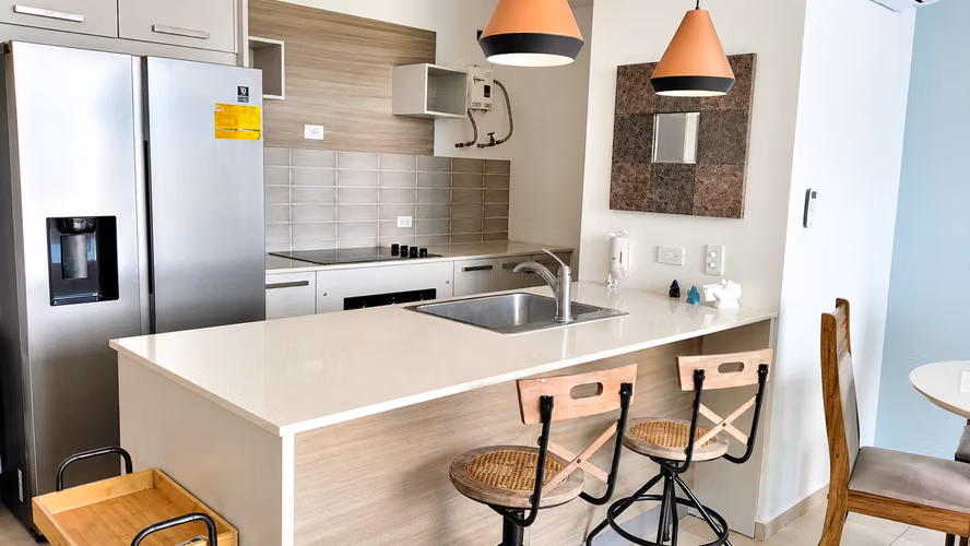 Apartamento de Playa Amueblado de Dos Recámaras a Precio de Oportunidad en Royal Palm