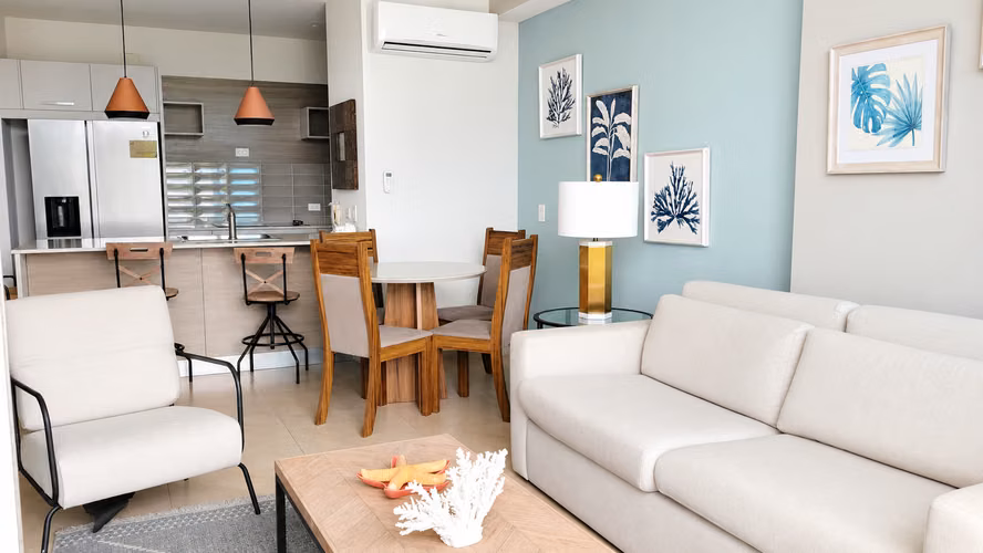 Apartamento de Playa Amueblado de Dos Recámaras a Precio de Oportunidad en Royal Palm