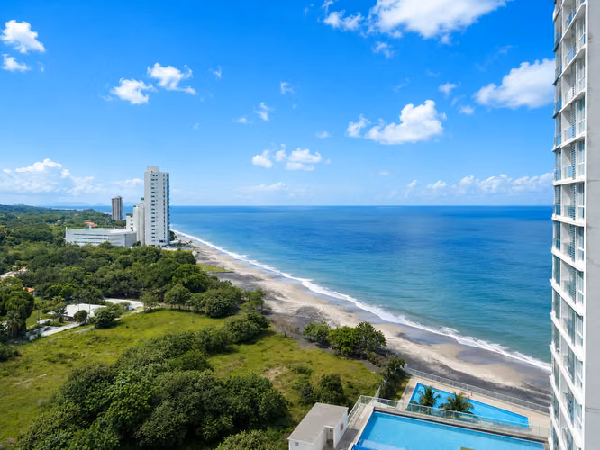 Apartamento de Playa Amueblado de Dos Recámaras a Precio de Oportunidad en Royal Palm