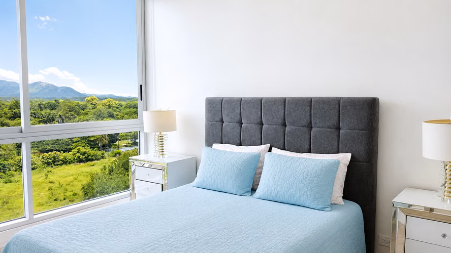 Apartamento de Playa Amueblado de Dos Recámaras a Precio de Oportunidad en Royal Palm